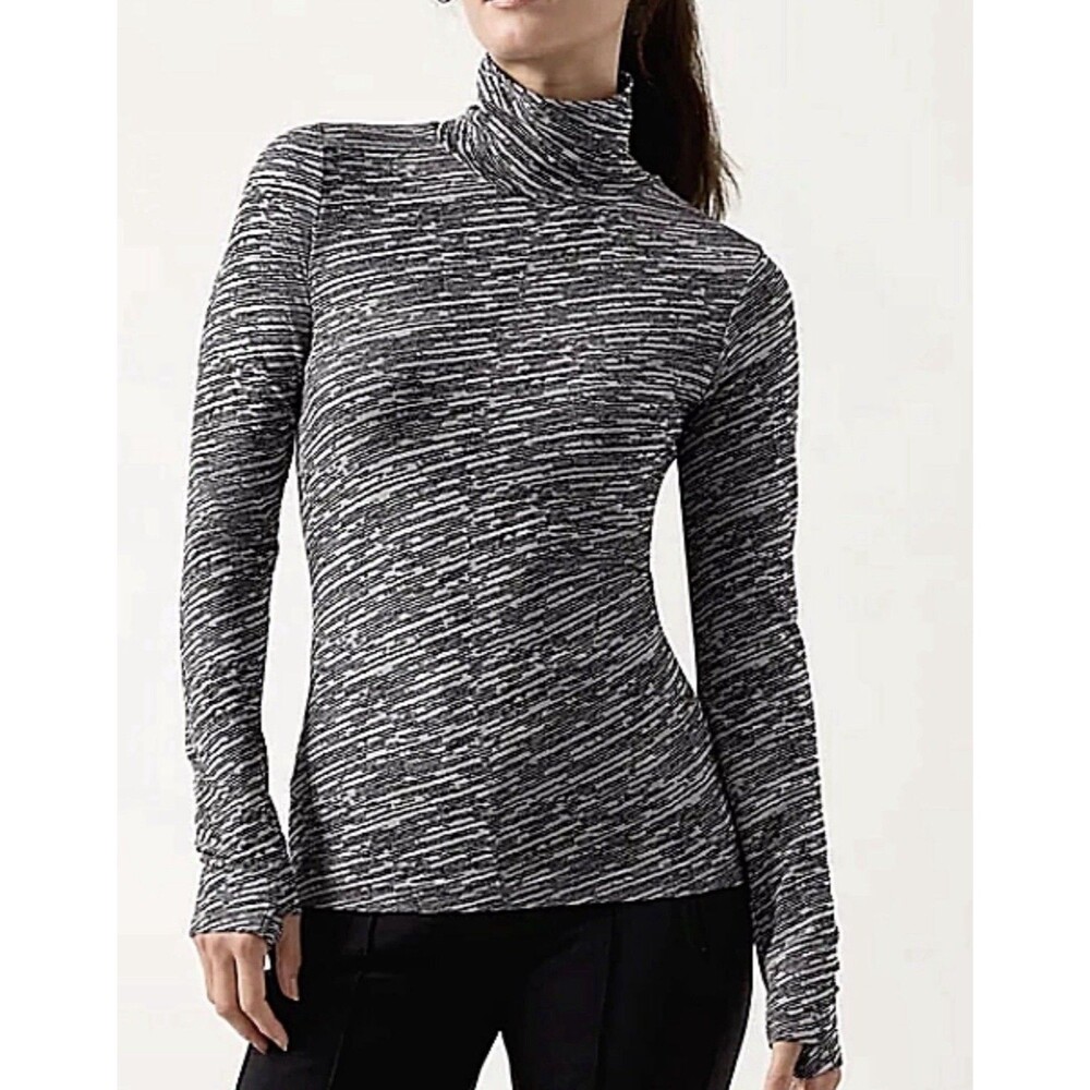 Athleta Flurry Seamless Turtleneck Wren Black Top MEDIUM Base Layer Thumb hole